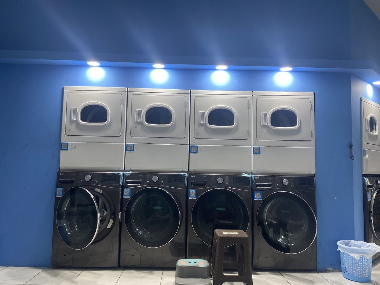 Deretan mesin cuci dan pengering di Laundry A1 Express